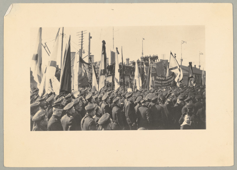 Meeleavaldus Tallinna sadamas 2.apr.1917.a. 1906.a. "Pamjat Azova " ülestõusul langenud madruste mälestuseks (üldvaade - mereväelased lippudega).