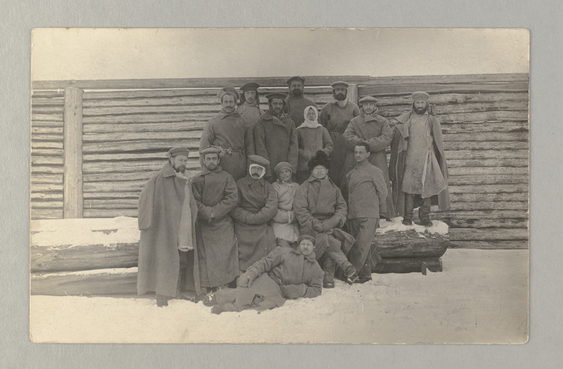 Sunnitööle saadetud vange (10.nov. 1913.a.). Nende seas esireas musta mütsiga Karl Kivimaa.