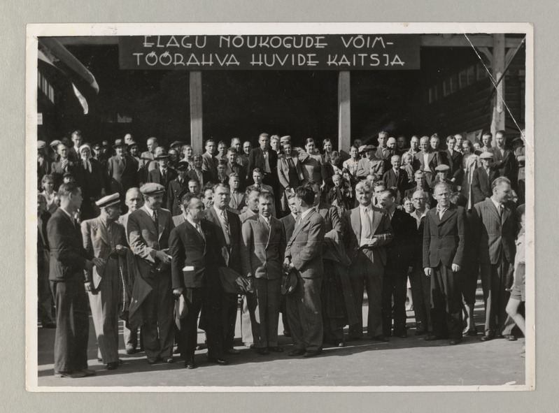 Leningradi Nõukogu liikmed ühes vastuvõtjatega Tartu raudteejaama ees.