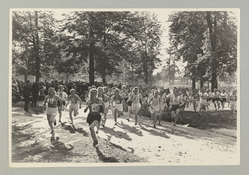 Seeria: "Rahvusvaheliseks naistepäevaks". Naiste jooksukross.