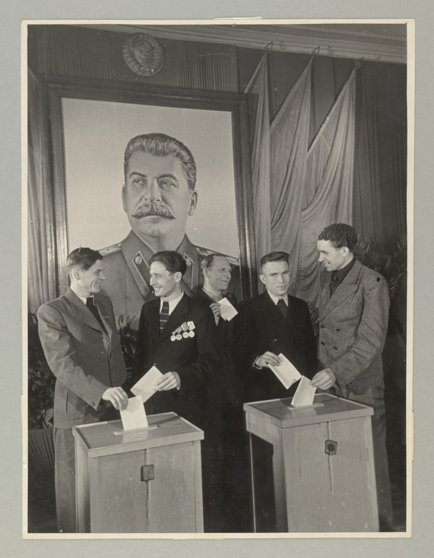 Seeria: "Valimised NSVL Ülemnõukogusse 12.märtsil 1950.a." Valimised Moskva Stalini valimisringkonna 22.valimisjaoskonnas, kus kandideeris J.V.Stalin.