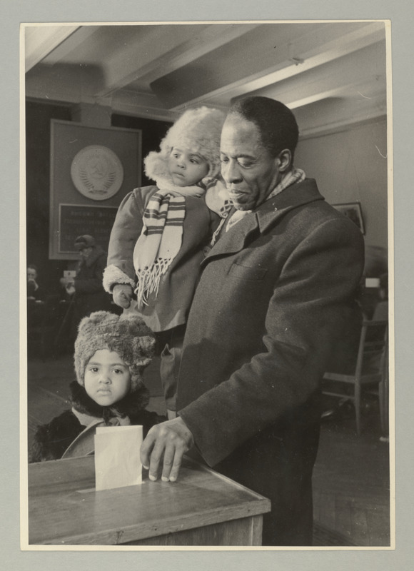 Seeria: "Valimised NSVL Ülemnõukogusse 12.märtsil 1950.a." Moskva Sverdlovski valimisringkonna 7-s valimisjaoskonnas hääletab näitleja Wayland Rodd.