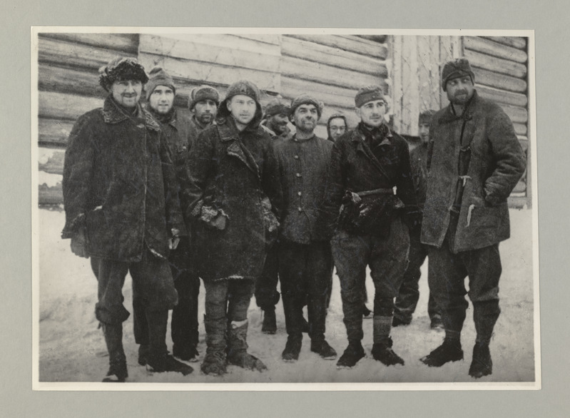 Velikije-Luki rajoonis vangistatud saksa soldatid (riietatud elanikkonnalt varastatud riietesse). Dets. 1942.a.