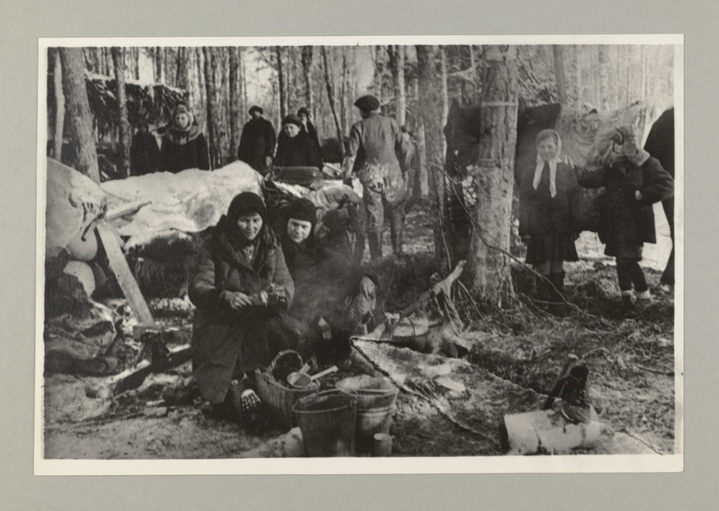 Narva rajoon 1944.a. Grupp vabastatud nõukogude kodanikke ühes metsalaagris.