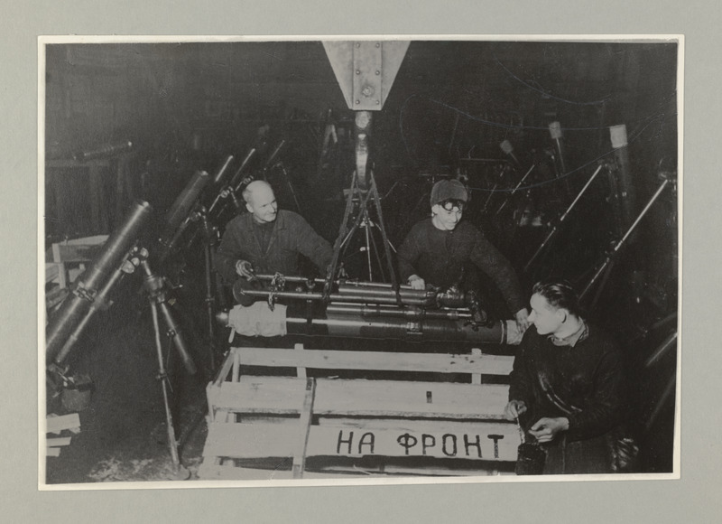 "N" - miinipilduja vabrik. Valminud  miinipildujate pakkimine rindele saatmiseks.