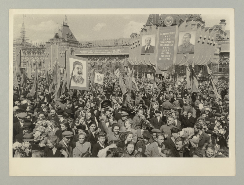 Seeria: "1.mai pühitsemine Moskvas 1950.a." Töötajate demonstratsioon Punasel väljakul.