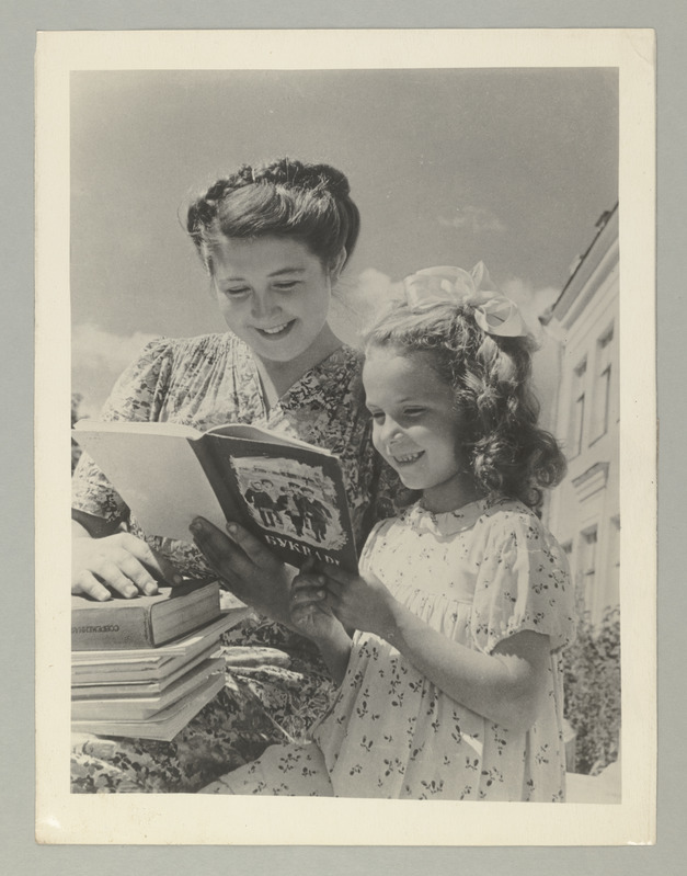 Seeria: "Rahvusvaheliseks lastepäevaks". Puškini linna kooli nr.1 esimesse klassi vastuvõetud Tamara Šalunova saab kätte õpikud.