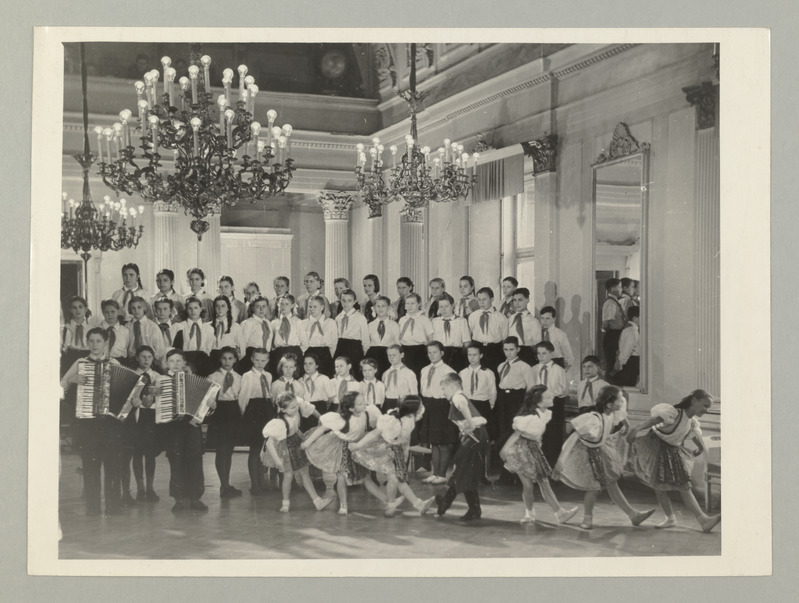 Seeria: "Rahvusvaheliseks lastepäevaks". Laulu- ja tantsuansambli esinemine Riia Pioneeride palees.