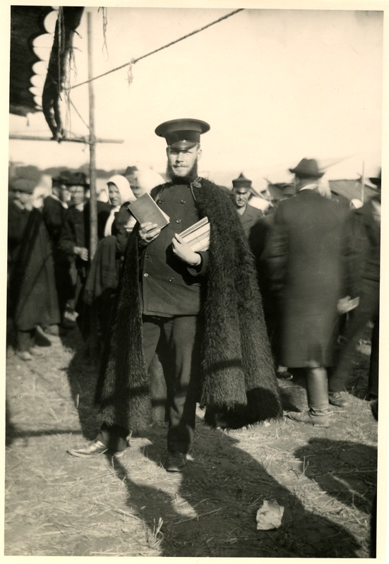 Laat Põltsamaal 1910.a. septembris ."Paljasjalgne Tõnisson" oma raamatuid müümas.