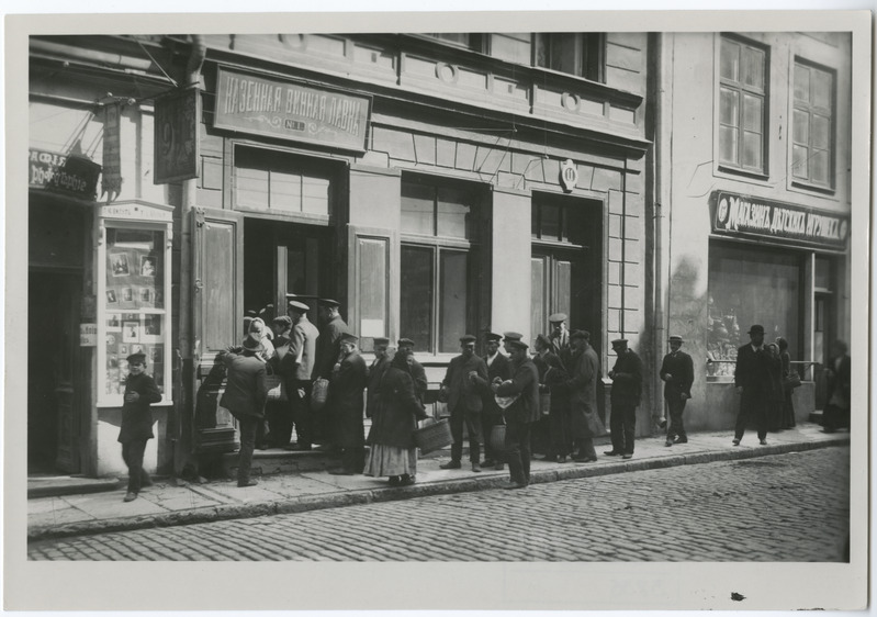 Riigi viinamonopoli poe ees Tallinnas, Suur-Karja tn. 1913.a.