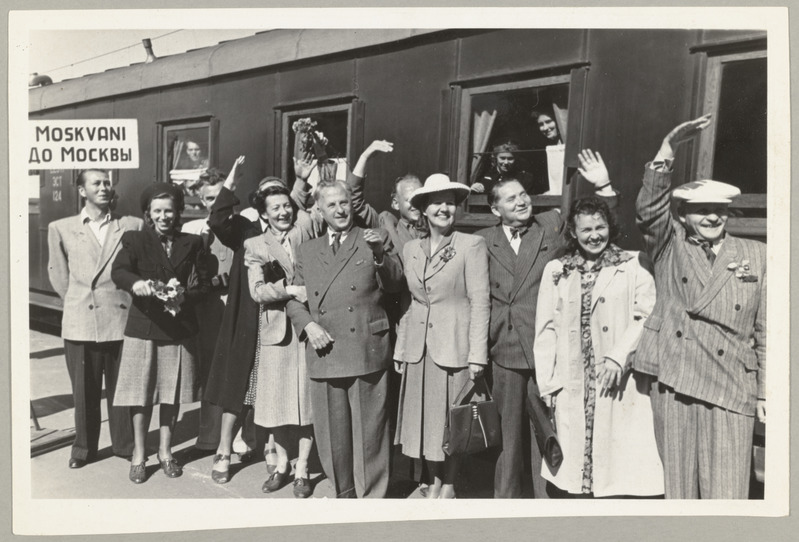 Seeria: "Fotosid Eesti NSV-st mitmesugustelt elualadelt". Rühm "Estonia" näitlejaid Tallinna vaksalis.