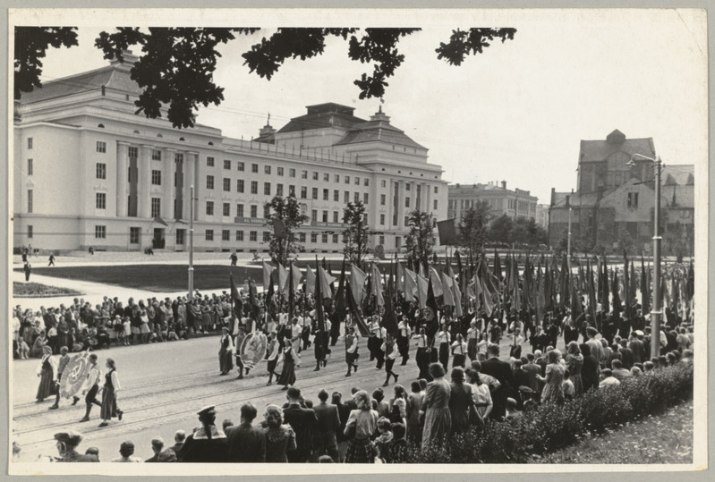Seeria: "Fotosid Eesti NSV-st mitmesugustelt elualadelt". Nõukogude Eesti 1950.aasta laulupeost osavõtjate pidulik rongkäik.
