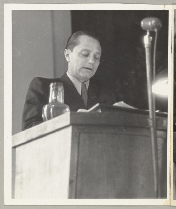 Seeria: "Fotosid Eesti NSV-st mitmesugustelt elualadelt". Kirjanik E.Männik kõnelemas noorte autorite konverentsil.