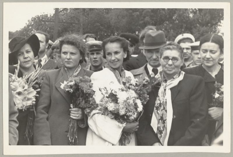 Seeria: "Fotosid Eesti NSV-st mitmesugustelt elualadelt". Rühm Moskva Akadeemilise kunstiteatri näitlejaid Tallinn-Balti jaamas.