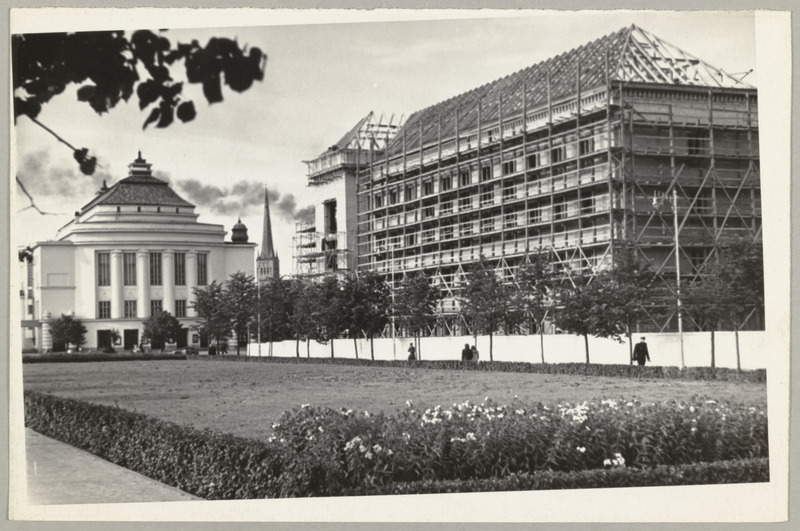 Seeria: "Fotosid Eesti NSV-st mitmesugustelt elualadelt". Tallinna tänapäev. "Estonia" teatri ümbruses  kerkivad rusude asemele uued majad.