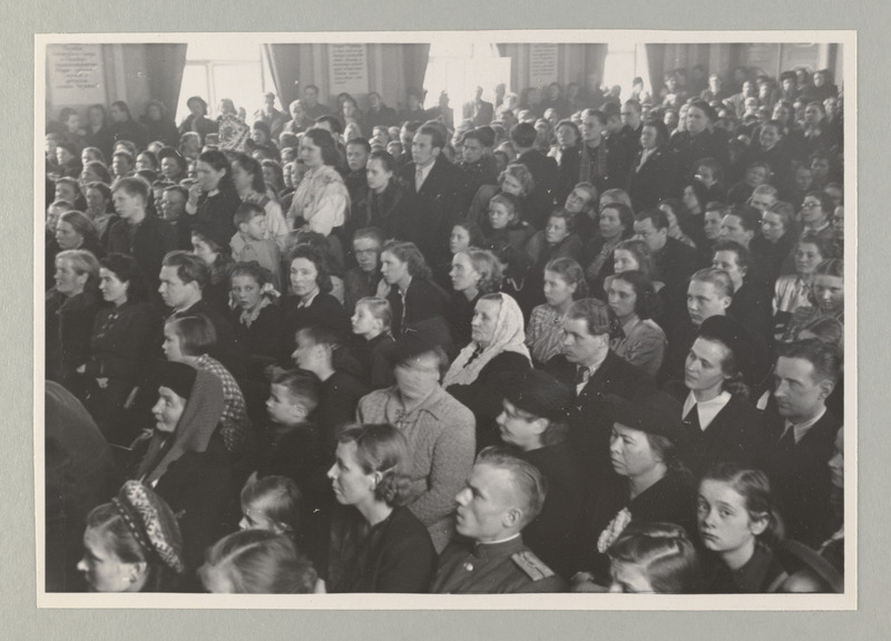 ENSV kolhoositalurahva kunstilise isetegevuse II vabariiklik ülevaatus. Külastajad kuulamas kolhoositalurahva kunstilise isetegevuse ülevaatust.