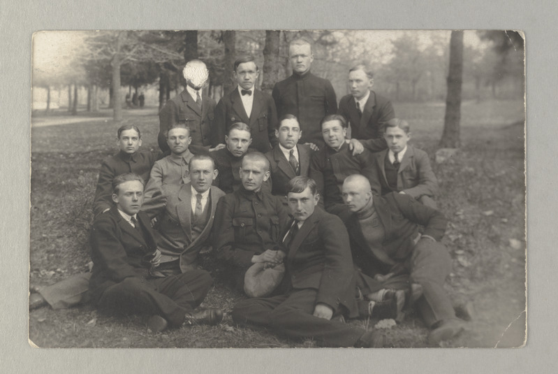 Grupp noormehi aprillis 1922.a. Pärnu rannapargis pärast streiki.