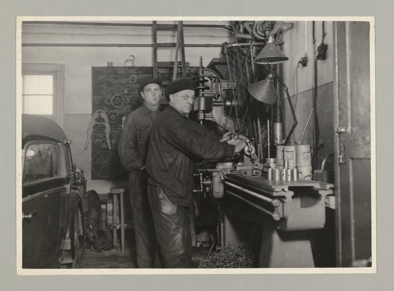 V. Kingissepa nim. Teravilja Kombinaat -  remonditöökojas kolbide treimine.