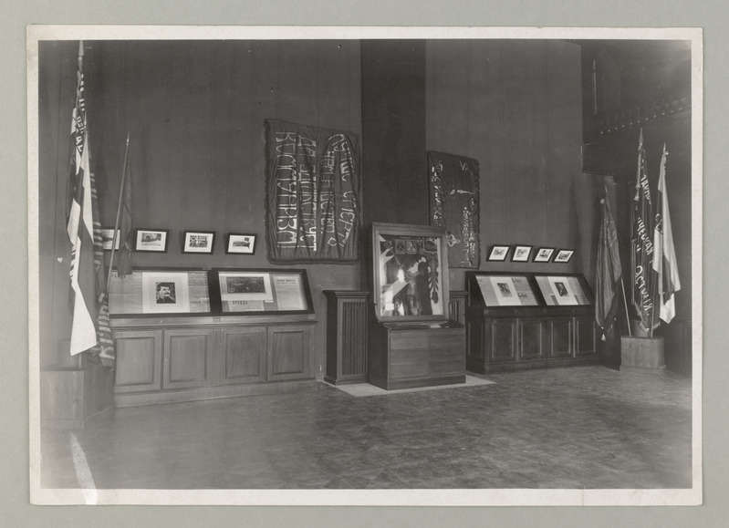 Riiklik Etnograafia Muuseum Tartus. Kultuurilooline osakond. Revolutsiooninäitus oktoobripidustuste puhul 1940.a. 1905.a. ja 1917.a. revolutsioonide aegseid lippe, ajalehti ja fotosid.