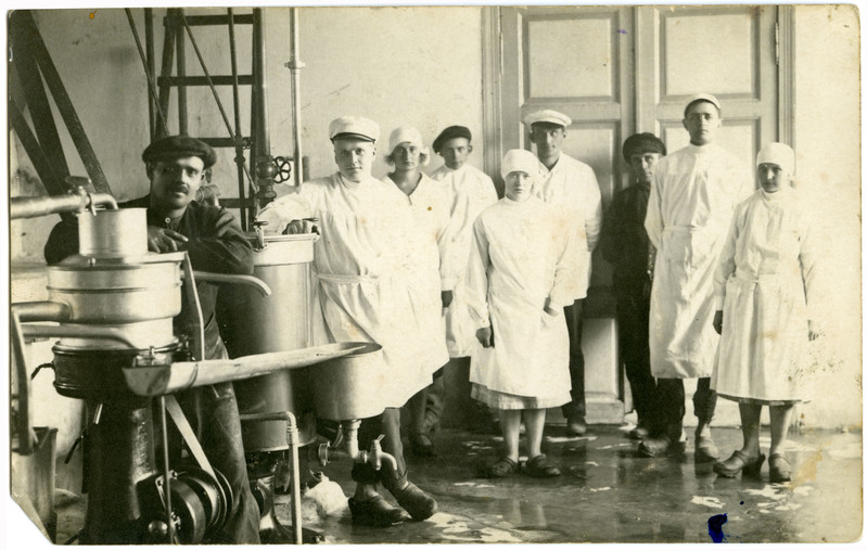 Võhma Ühispiimatalitus 1928.a. Töölised piima ümbertöötamise ruumis.