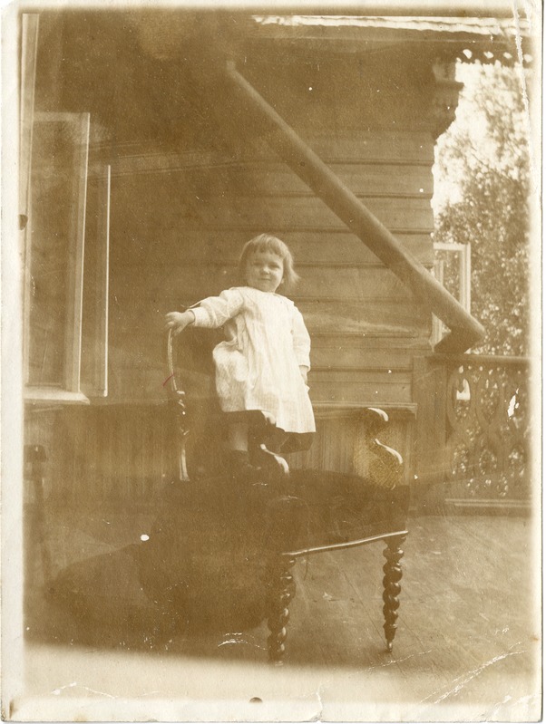 Väike laps tooli peal seismas (arvatav aeg XX saj. algus).