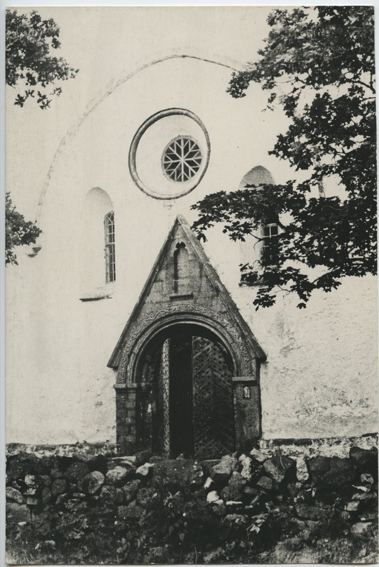 Valjala kiriku portaal.