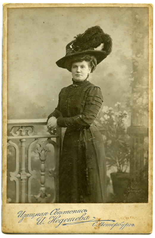Kabinet portree Fotografa I. I. Nedeševa St. Peterburg. Naise portree kübaraga, stuudiofoto, ca 1900. a.