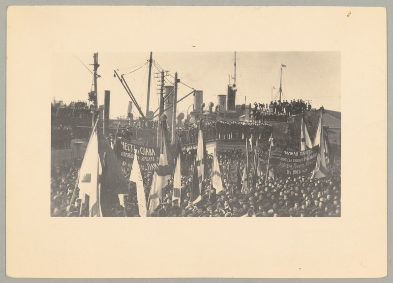 Meeleavaldus Tallinna sadamas 2.apr.1917.a. 1906.a. "Pamjat Azova " ülestõusul langenud madruste mälestuseks (üldvaade - mereväelased lippudega).