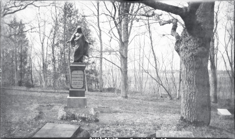 Alexandra Marie v Tolli hauasammas Kukruse mõisa pargis.