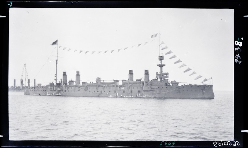 Esiplaanil prantsuse sõjalaev, taga ristleja "Admiral Makarov"