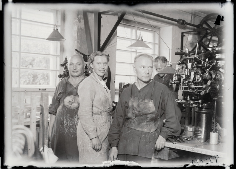 Tekstiilitööstus, töötajad masina juures.