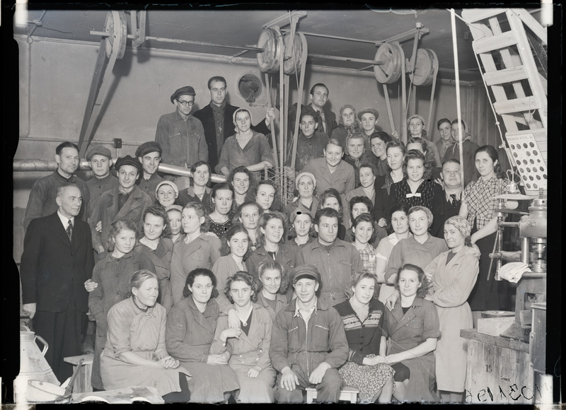 Grupp töölisi tööruumis