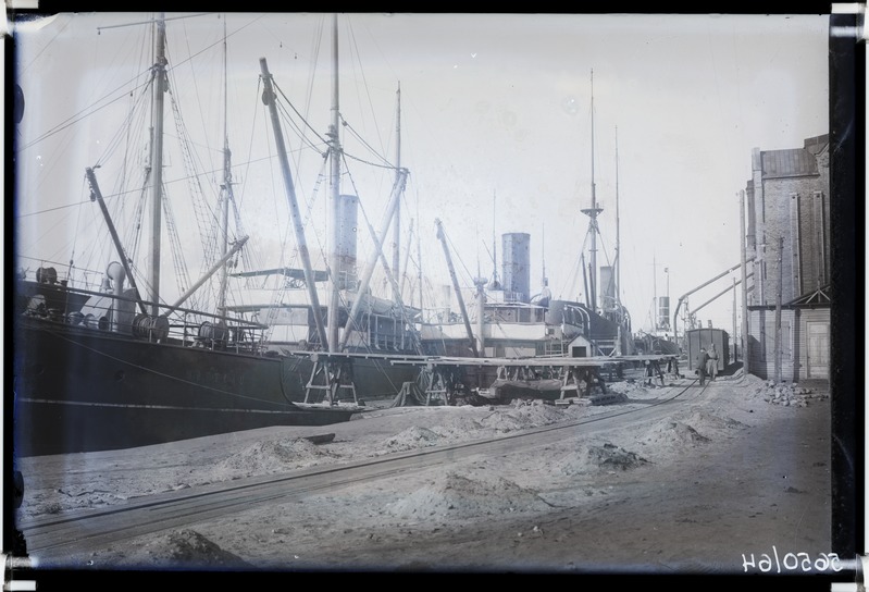 Kaubalaevad Tallinna sadamas