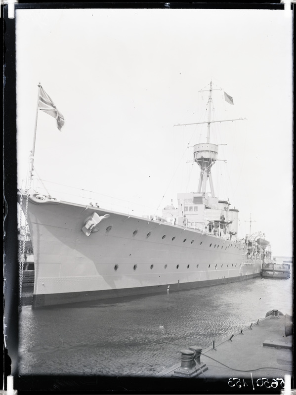 Välismaine sõjalaev sadamas