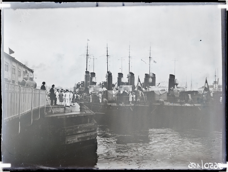 Välismaised sõjalaevad sadamas