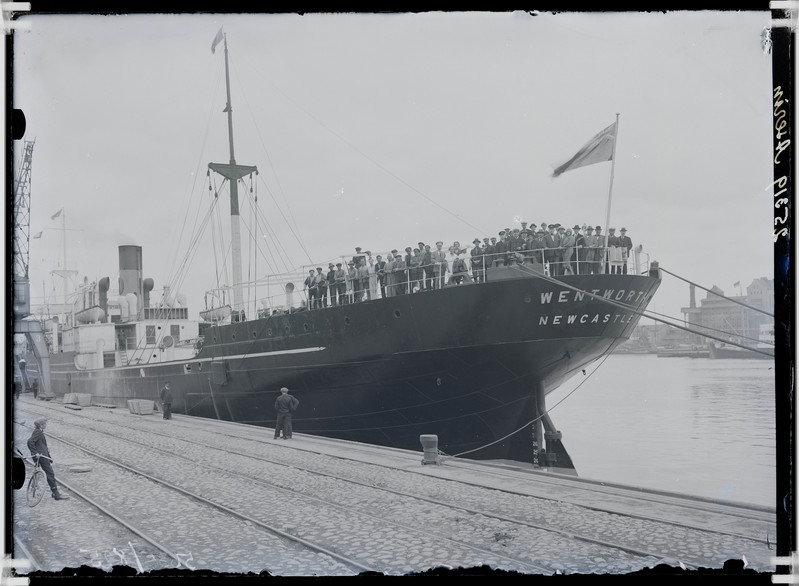 Inglise aurik kai ääres. Wentworthi nimeline laev valnis 1913 Sunderland Shipsi tehases ja sai torpeedo 1917. aasta septembris.