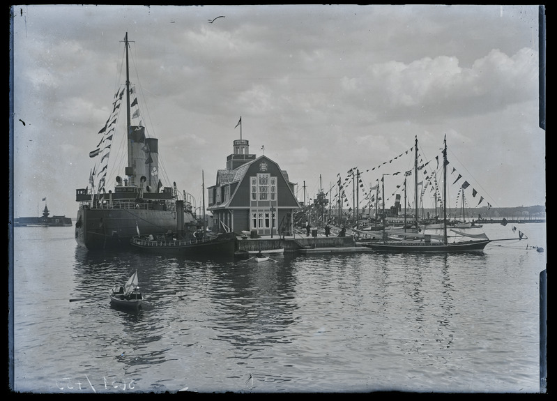 Eestimaa Merejahtklubi Tallinna sadamas, vasakul jäämurdja "Jermak"