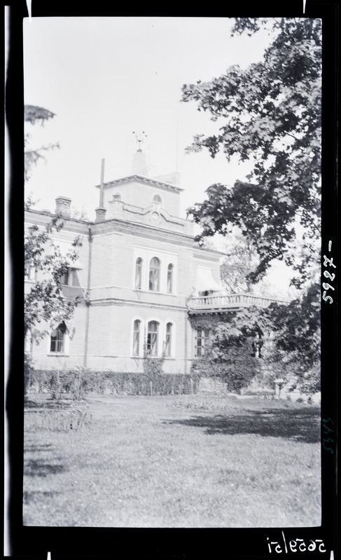 Mõisa härrastemaja tagakülg