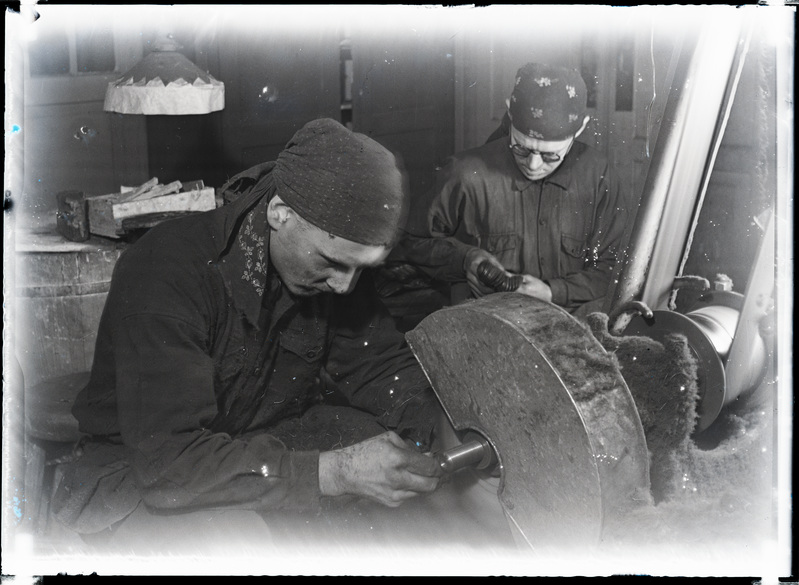 Metallitöökoda, töötajad treipingi juures.