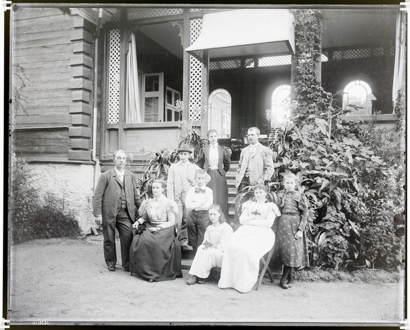 Grupipilt: Preedi mõisa härrastemaja trepil.