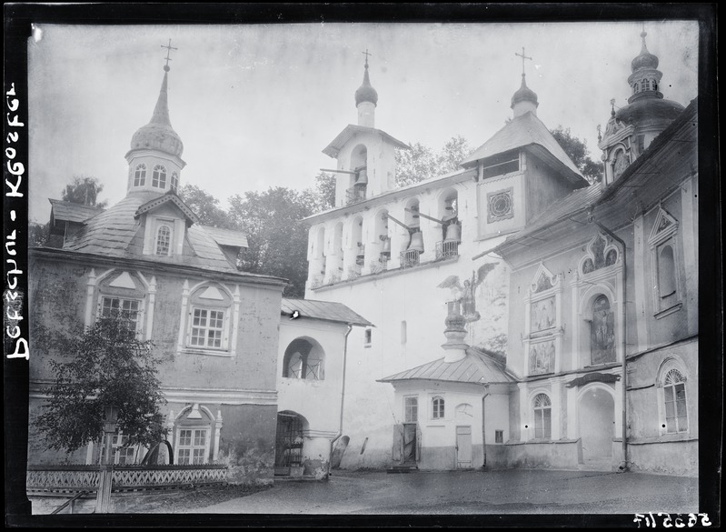 Petseri klooster, varakamber vasakul, kellatorn paremal.