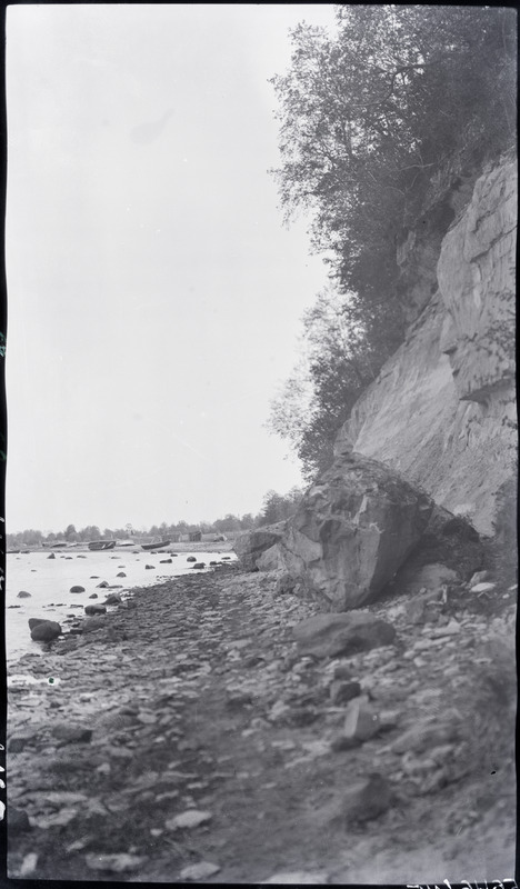 Kõrge paekallas, eemal kalapaadid rannal