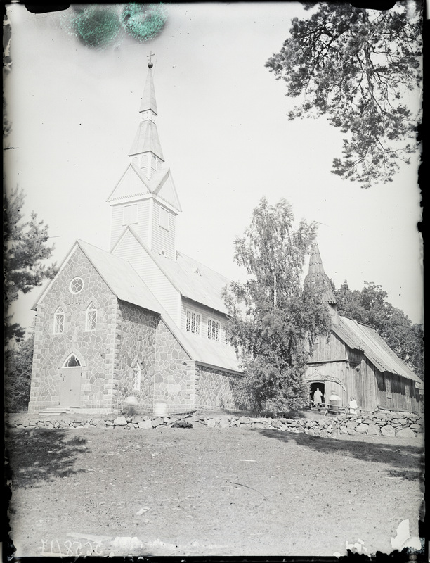 Ruhnu kirikud (uus- ja vana kirik)