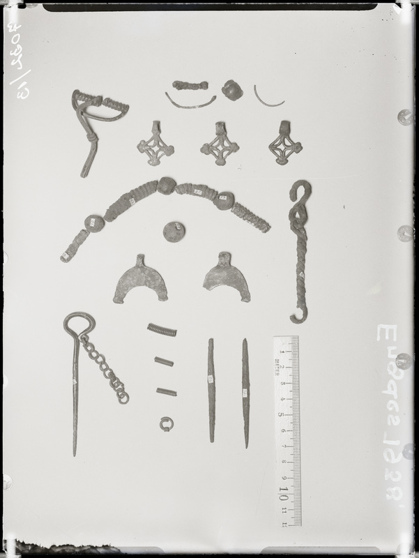Arheoloogiline leid. Ento leid - kaelavõru ripatsid, spiraalsõrmused, kinnitusnõel, ehete fragmendid