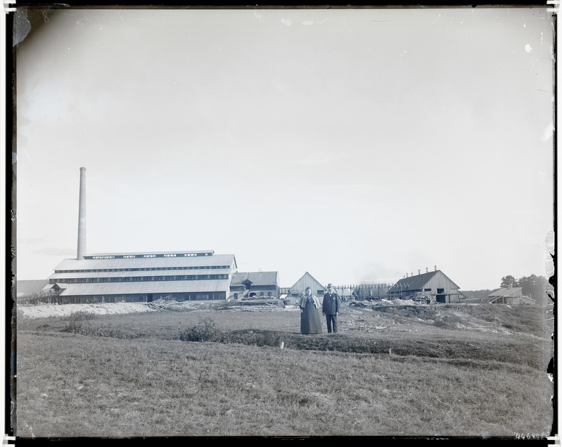 Ehitusjärgus saeveski, esiplaanil [saeveski omanik abikaasaga].