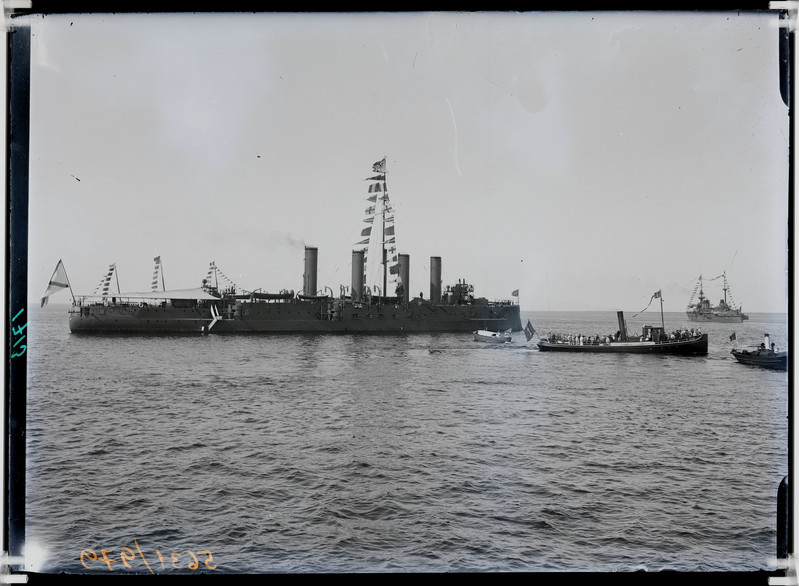 Sõjalaev Tallinna reidil