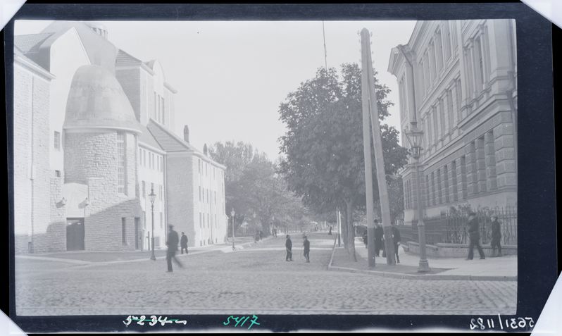 Suur-Karja tänav Saksa teatri (Draamateatri) ja kohtuhoonega.