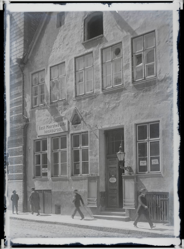 Tallinn, hoone Vene tänaval (hilisem Vene 11). Hoonel silt Eesti Maarahwa Liidu Keskbüroo.