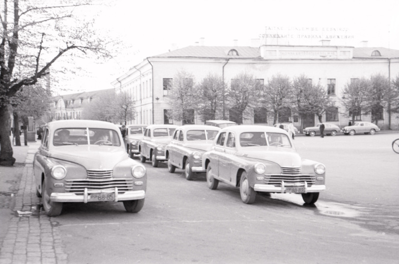 Autode (taksode) peatuskoht Stalini (Viru) väljakul, vaade Mere puiestee suunas