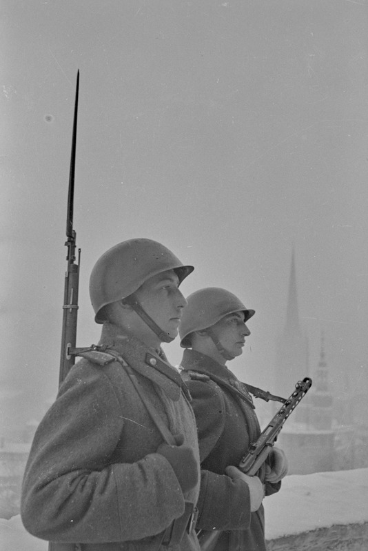 Eesti Laskurkorpuse sõdurid patrullivad Tallinna tänavatel.